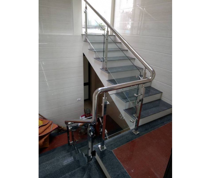 Cầu thang inox kính trụ hộp vuông 50x50